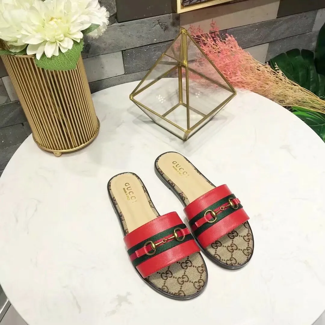 👟👟Ex-factory price 280👟👟 Gucci slippers. All in sheepskin. Sheepskin feet with original GUCCI bronze buckles. High-end atmosphere. Wear-resistant and non-slip branded rubber outsole. 35-42 yards. (41*42 can be customized, non-refundable and non-exchangeable* Welcome new and old customers to sell as shown in the picture)